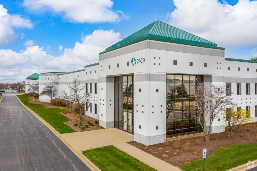 2400 Internationale Pky, Woodridge, IL for lease - Building Photo - Image 1 of 6