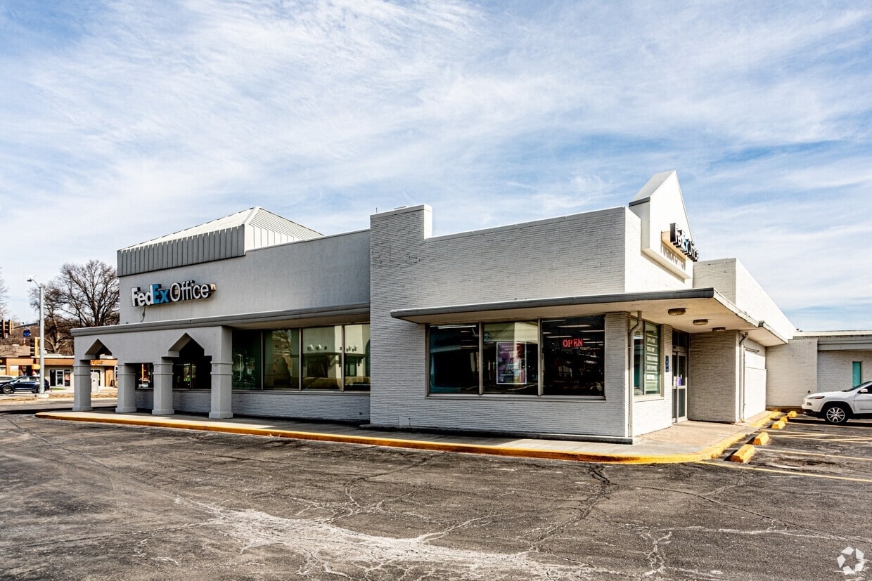 5433-5439 Johnson Dr, Mission, KS for lease Building Photo- Image 1 of 10