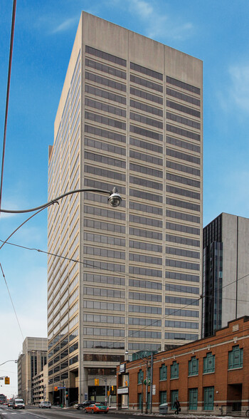 180 Dundas St W, Toronto, ON for lease - Building Photo - Image 1 of 24