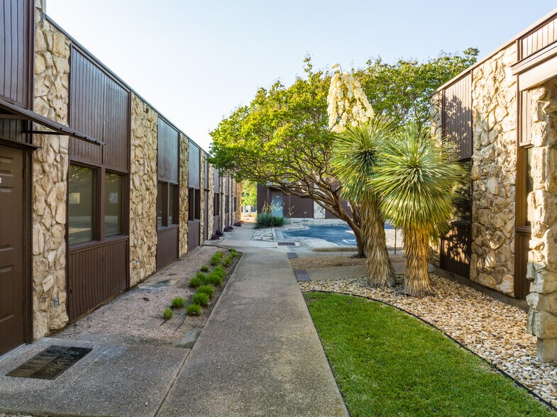 6400 Cobbs Dr, Waco, TX for sale - Building Photo - Image 2 of 3