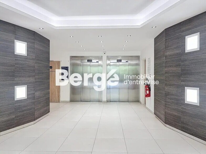 Office in SOPHIA ANTIPOLIS for lease - Building Photo - Image 2 of 9