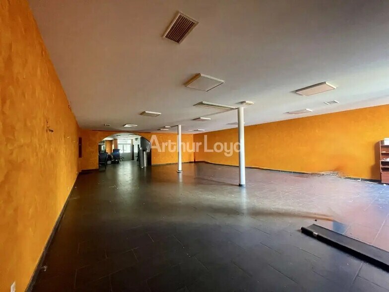 Retail in Reims for lease - Interior Photo - Image 2 of 7