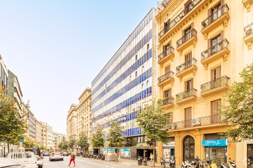Office in Barcelona, Barcelona for lease - Building Photo - Image 3 of 8