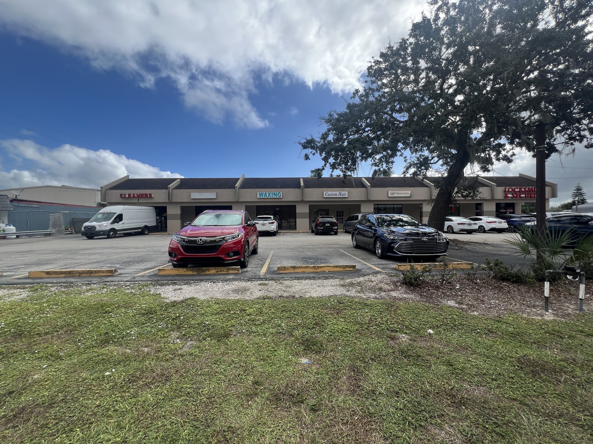 111-123 N Kings Ave, Brandon, FL for lease Building Photo- Image 1 of 14
