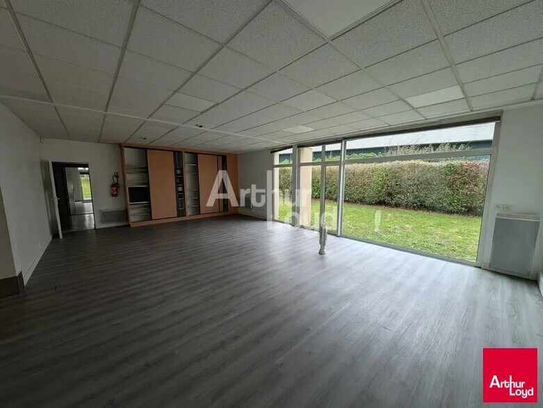 Flex in Pacé for lease - Building Photo - Image 3 of 8