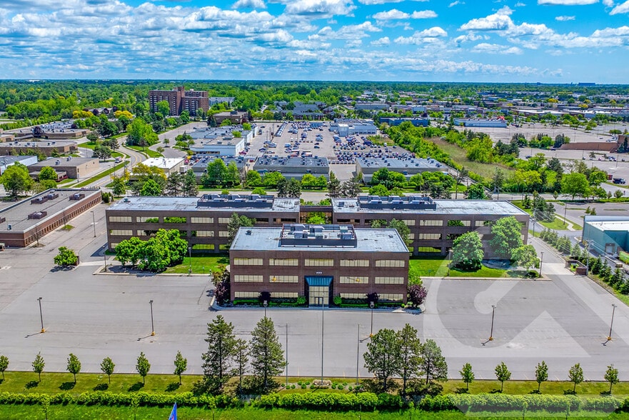 769 Chicago Rd, Troy, MI for lease - Building Photo - Image 1 of 1