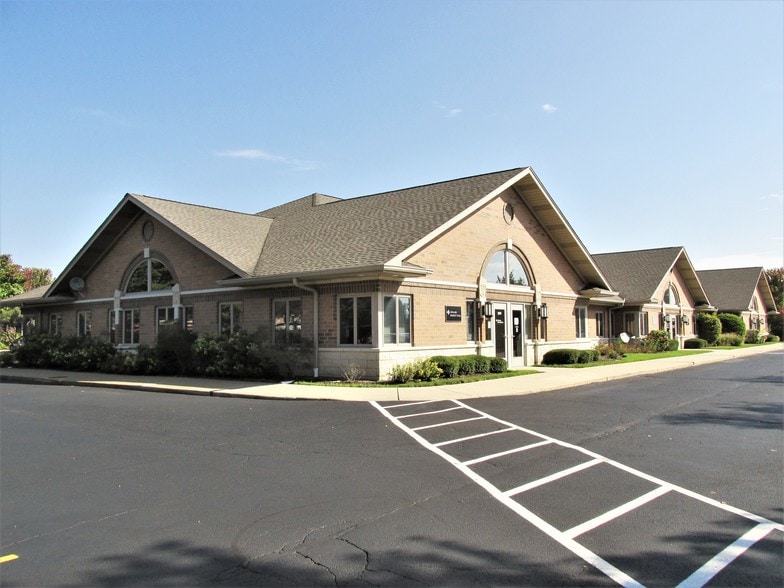 2214 Huntington Dr N, Algonquin, IL for sale - Building Photo - Image 1 of 7