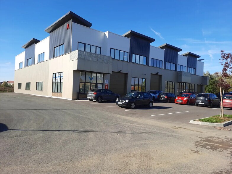 Flex in Saint-Pierre-du-Perray for sale - Building Photo - Image 1 of 5