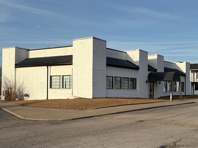 11521 E Skelly Dr, Tulsa, OK for sale - Building Photo - Image 3 of 9
