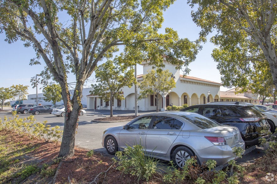 2996 Hanson St, Fort Myers, FL for sale - Building Photo - Image 2 of 4