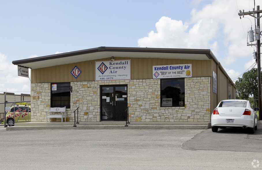 136 Industrial Dr, Boerne, TX for lease - Building Photo - Image 1 of 9