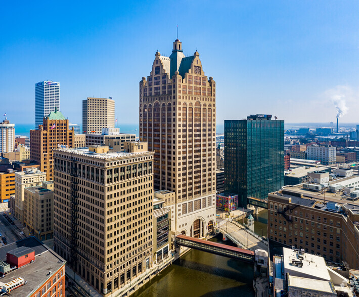 100 E Wisconsin Ave, Milwaukee, WI for sale - Primary Photo - Image 1 of 1