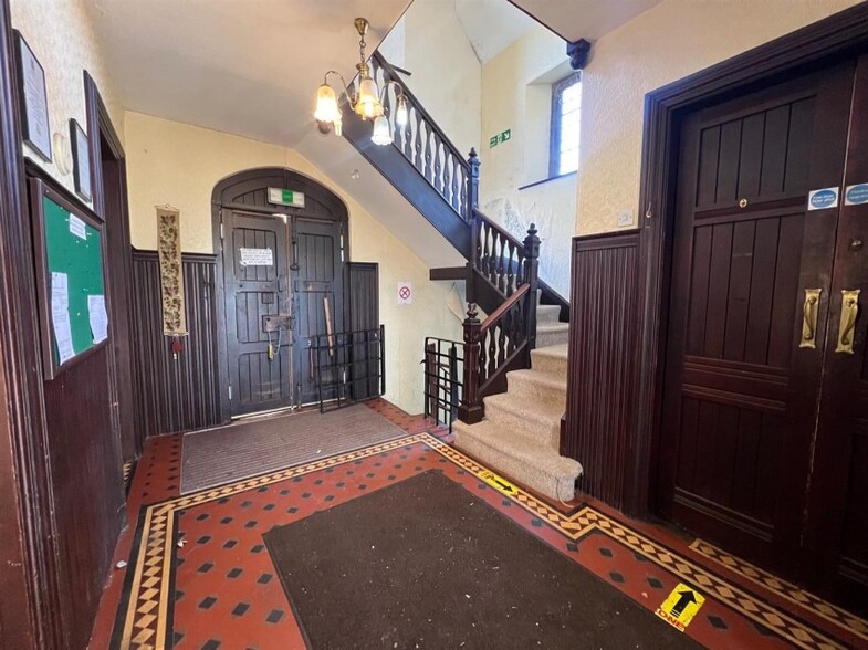 74 Long Ashton Rd, Long Ashton for sale - Interior Photo - Image 2 of 12