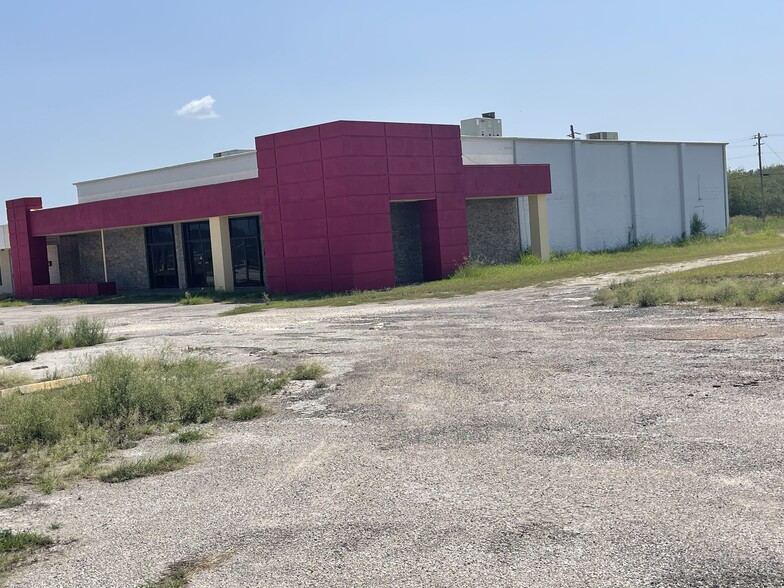 1823 N Frontage Rd, Beeville, TX for sale - Building Photo - Image 1 of 18