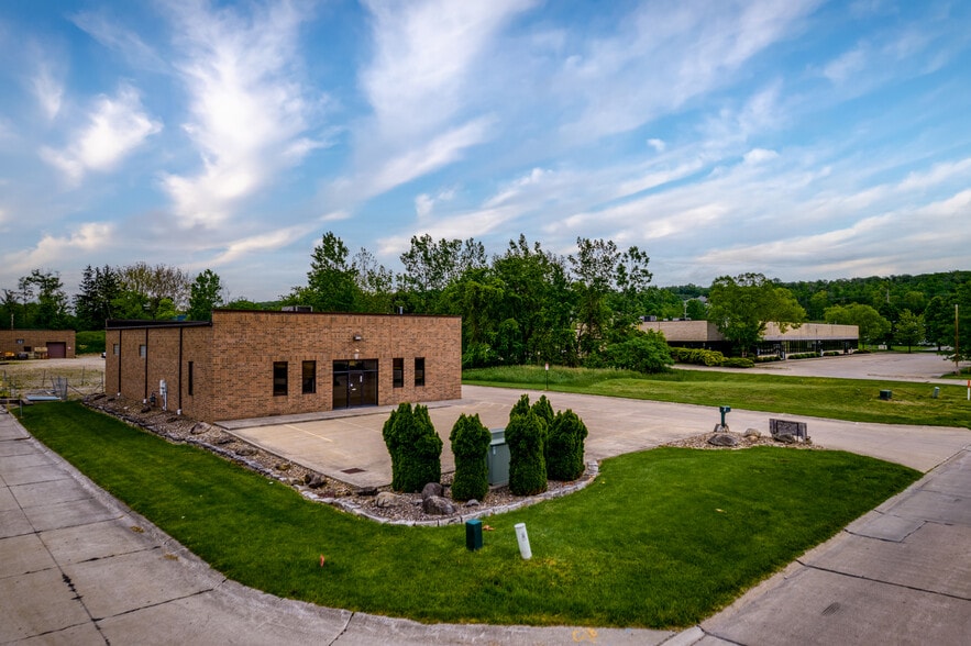 9552 York Alpha Dr, North Royalton, OH for sale - Building Photo - Image 3 of 43