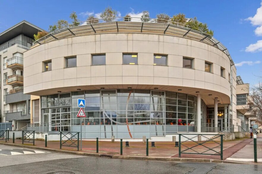 Office in Nanterre for sale - Building Photo - Image 1 of 14