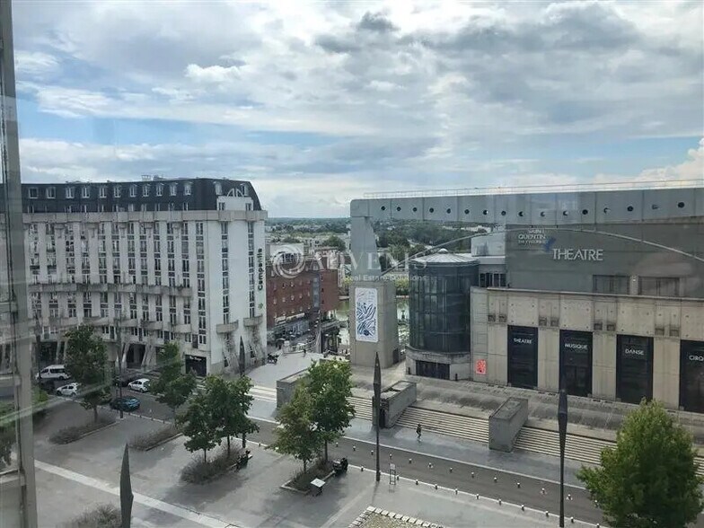 Office in Montigny-le-Bretonneux for lease - Building Photo - Image 3 of 9