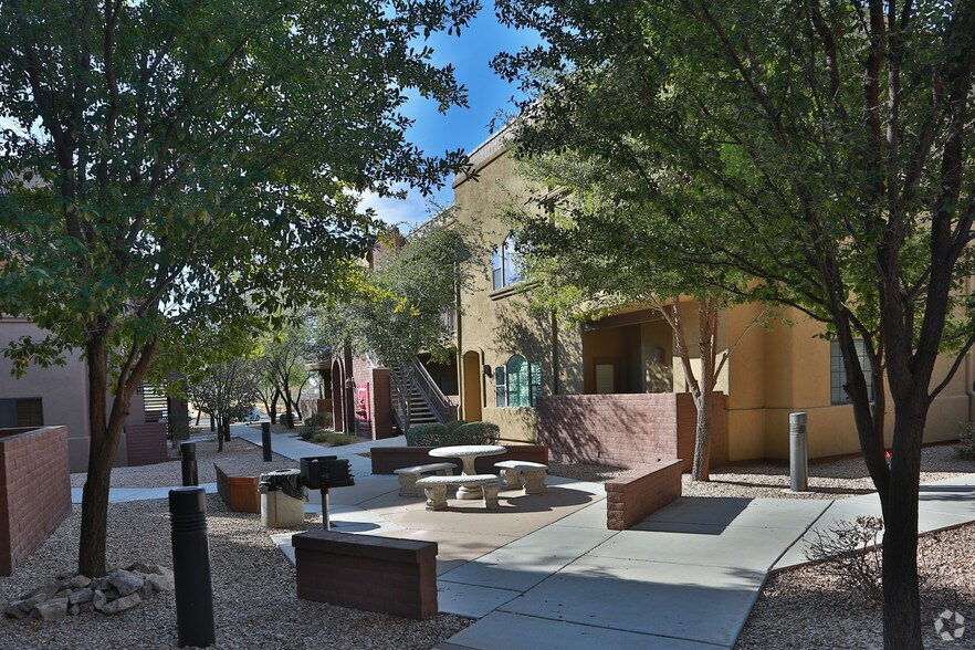 20062042 E River Rd, Tucson, AZ 85718