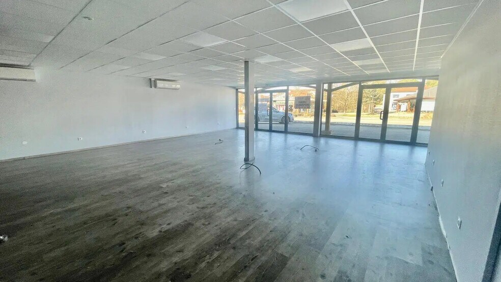 Flex in Saint-Denis-lès-Bourg for lease - Interior Photo - Image 2 of 6