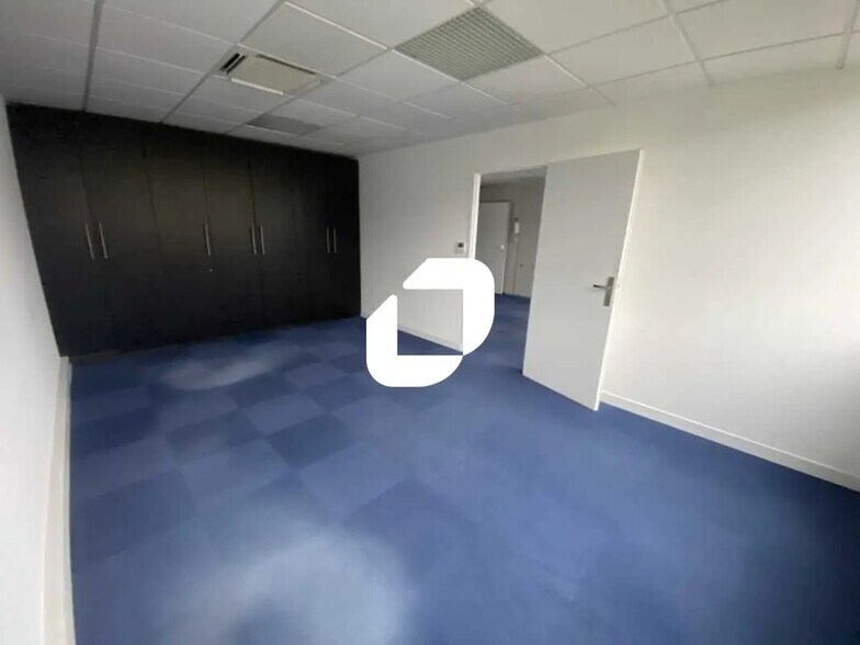 Office in Bordeaux for lease - Interior Photo - Image 2 of 7