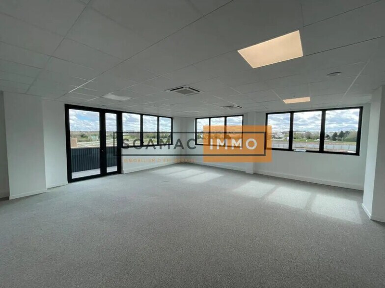 Industrial in Chalifert for lease - Building Photo - Image 3 of 10