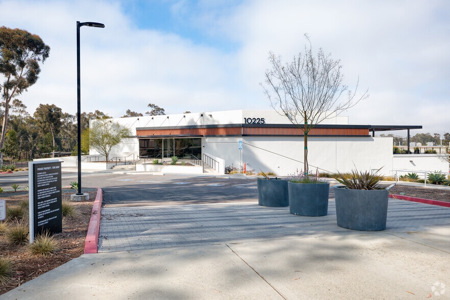 10225 Willow Creek Rd, San Diego, CA for lease - Building Photo - Image 3 of 18