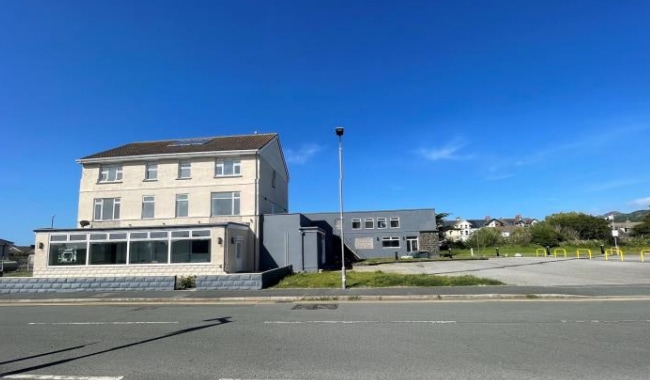 21 Beach Rd, Fairbourne for sale - Building Photo - Image 1 of 1