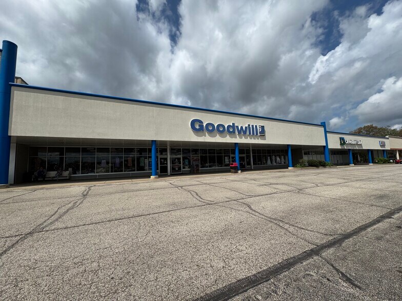 Lakemore Plaza portfolio of 2 properties for sale on LoopNet.com - Building Photo - Image 2 of 7