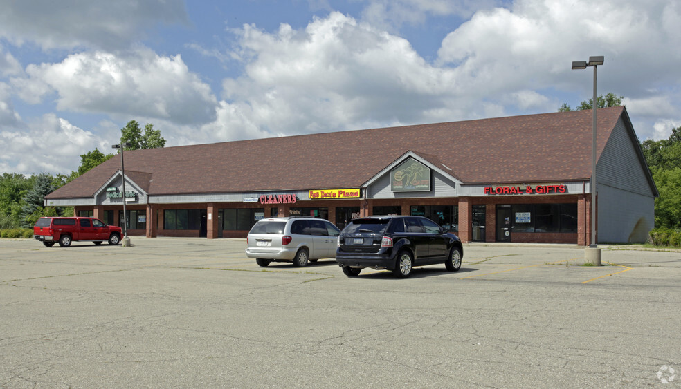 705-719 Rochester Rd, Leonard, MI for lease - Building Photo - Image 1 of 4