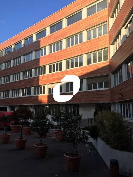 Office in Saint-Denis for lease - Building Photo - Image 1 of 6