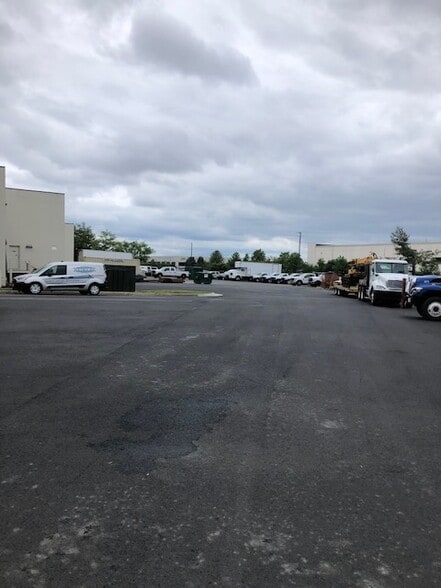 22923 Quicksilver Dr, Sterling, VA for lease - Building Photo - Image 2 of 9
