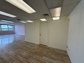 307 Lewers St, Honolulu, HI for lease Interior Photo- Image 2 of 14