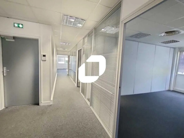 Office in Bièvres for lease - Interior Photo - Image 3 of 14