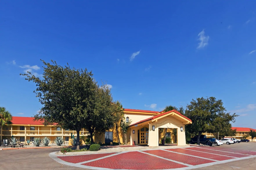 2525 E Main St, Eagle Pass, TX for sale - Primary Photo - Image 3 of 22