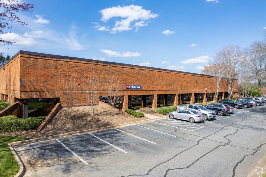 1555 Oakbrook Dr, Norcross, GA for lease - Primary Photo - Image 1 of 5