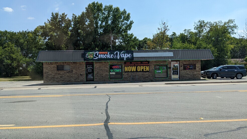 908 E Sam Rayburn Dr, Bonham, TX for sale - Primary Photo - Image 1 of 1