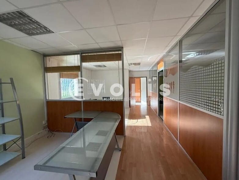 3 B Rue Irene Joliot Curie, Eybens for lease - Interior Photo - Image 3 of 7