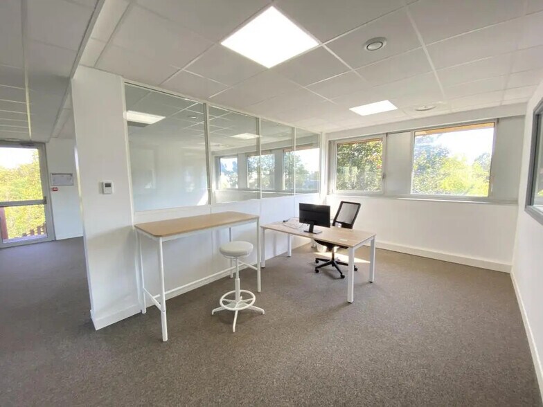 7 Rue Maryse Bastié, Bron for lease - Interior Photo - Image 2 of 6