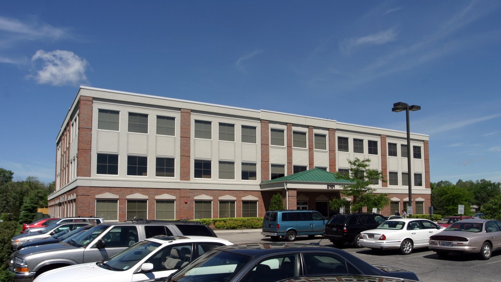 2101 Waukegan Rd, Bannockburn, IL for lease - Building Photo - Image 2 of 3