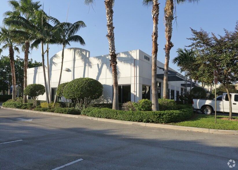 6810 Lyons Technology Cir, Coconut Creek, FL for lease - Building Photo - Image 3 of 4