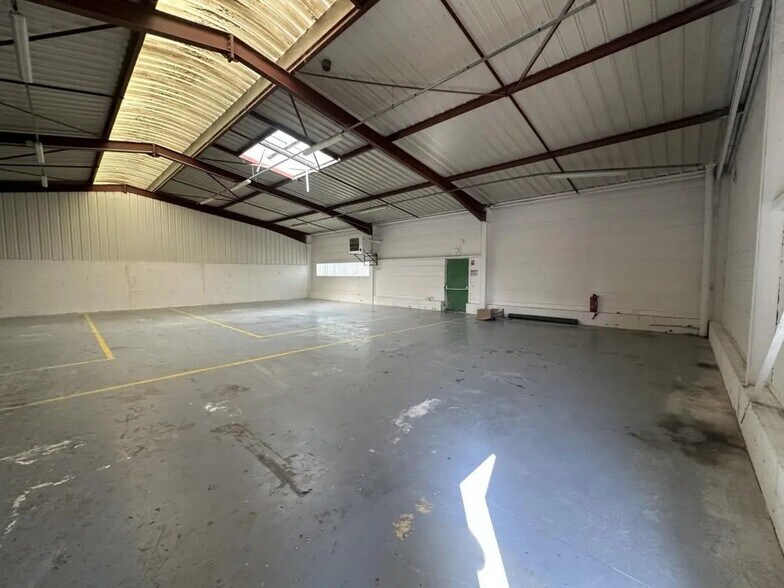 Industrial in Gasville-Oisème for lease - Interior Photo - Image 3 of 38