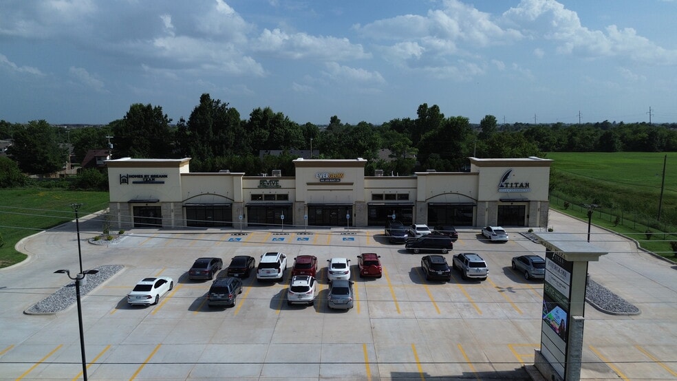 1008 SW 4th St, Moore, OK for sale - Primary Photo - Image 1 of 10