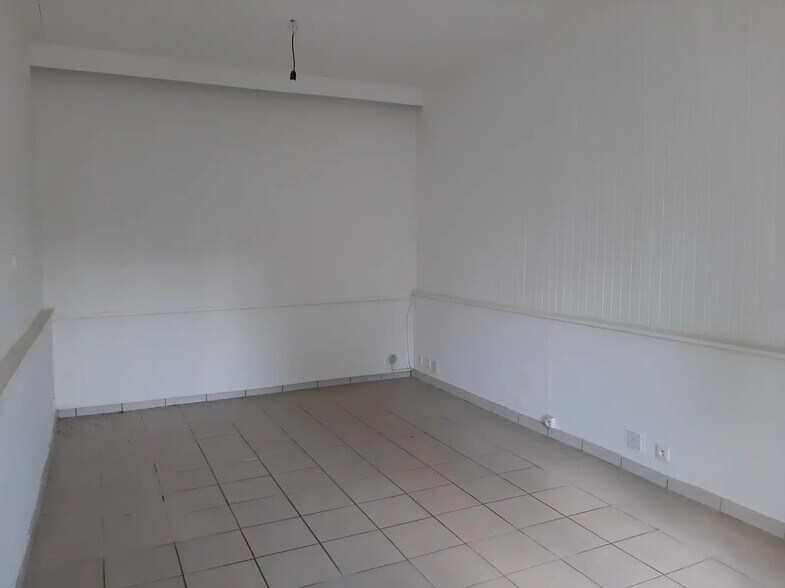 Office in Salon-de-Provence for lease - Building Photo - Image 3 of 12