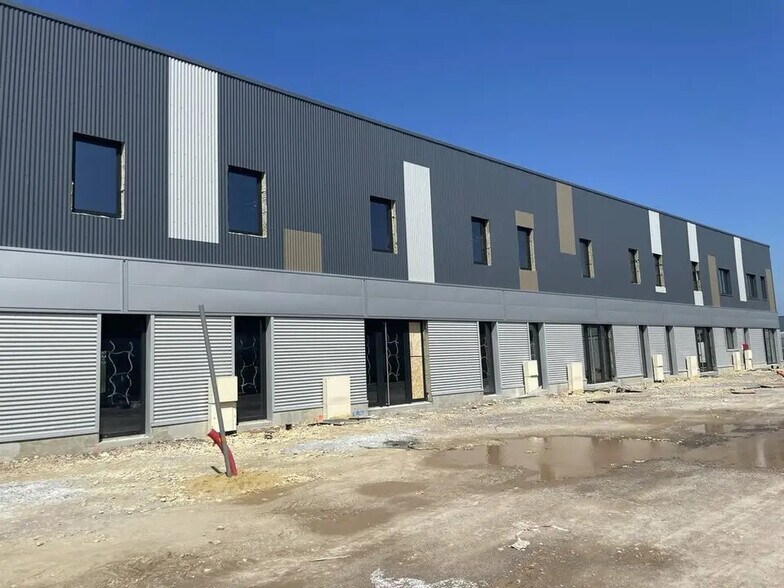 Office in Ifs for sale - Building Photo - Image 3 of 6