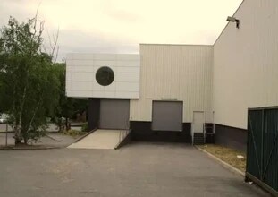 Industrial in Saint-Ouen-l'Aumône for lease Building Photo- Image 2 of 3