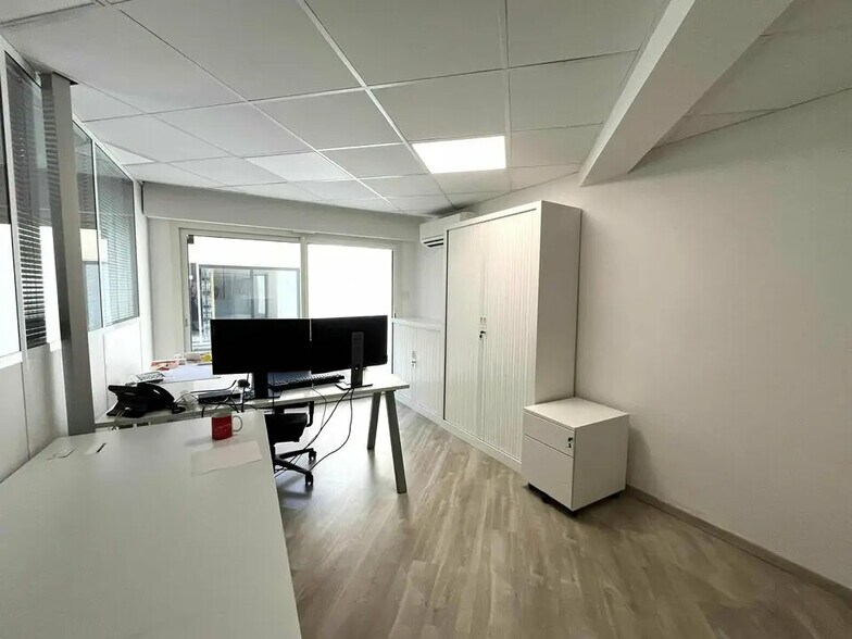 Office in Saint-Raphaël for lease - Interior Photo - Image 3 of 12