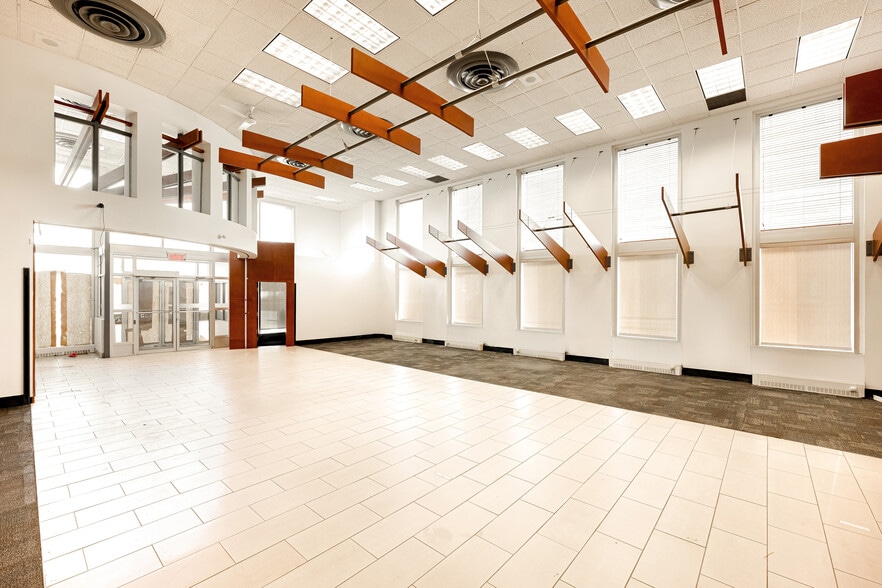 1605 Rue Girouard O, Saint-hyacinthe, QC for sale - Interior Photo - Image 3 of 10