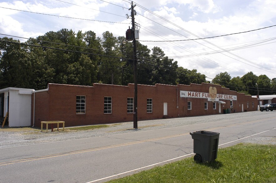 420 E 3rd St, Siler City, NC 27344