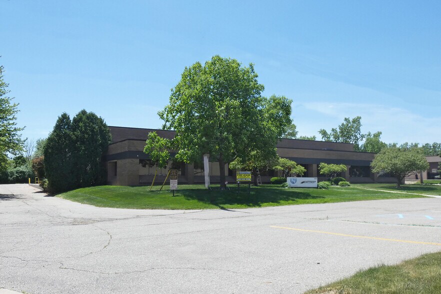 1208 E Maple Rd, Troy, MI 48083