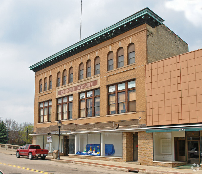 2 E Main St, Watertown, WI for sale - Primary Photo - Image 1 of 1